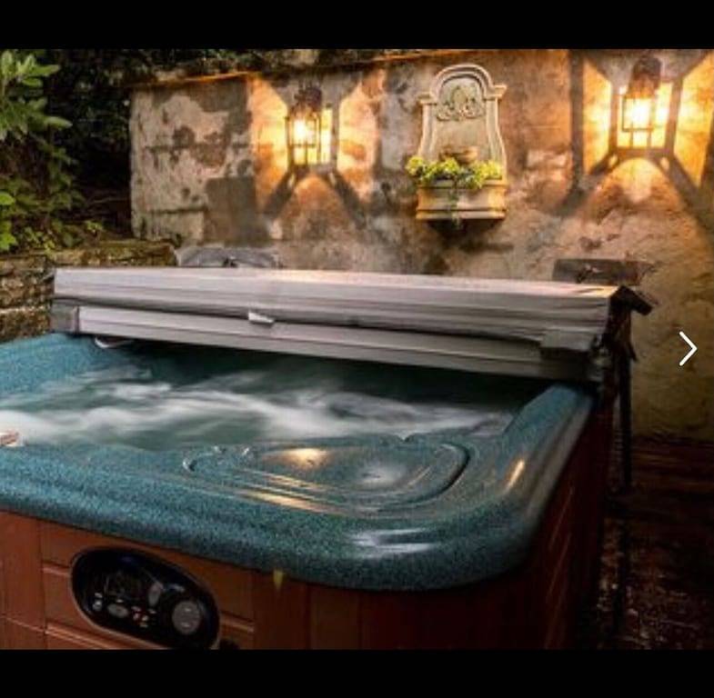 Quaint cottage w/hotub & firepit-2 min -downtown Blowing Rock-pet friendly in Blue Ridge Parkway, Blowing Rock