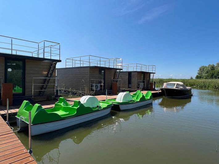Hausboot in Łazy am Jamno-See in Granica Łazy, Powiat Koszaliński