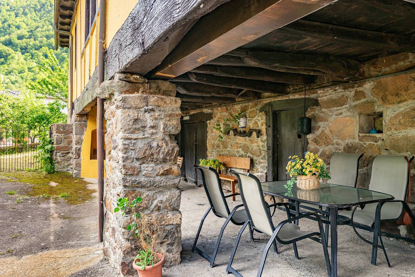 Ferienhaus 'Casa Bartolin' mit privater Terrasse und eigenem Garten in Xedré, Cangas del Narcea