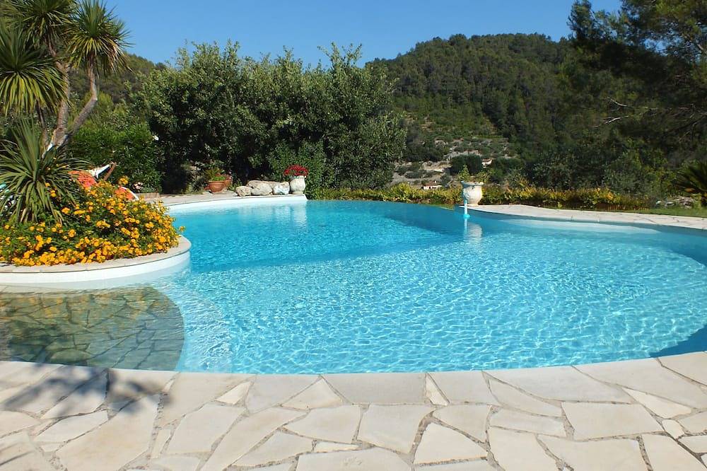 Appartement entier, Dans une villa au calme en pleine nature, un très joli appartement indépendant in Belgentier, Côte méditerranéenne (France)