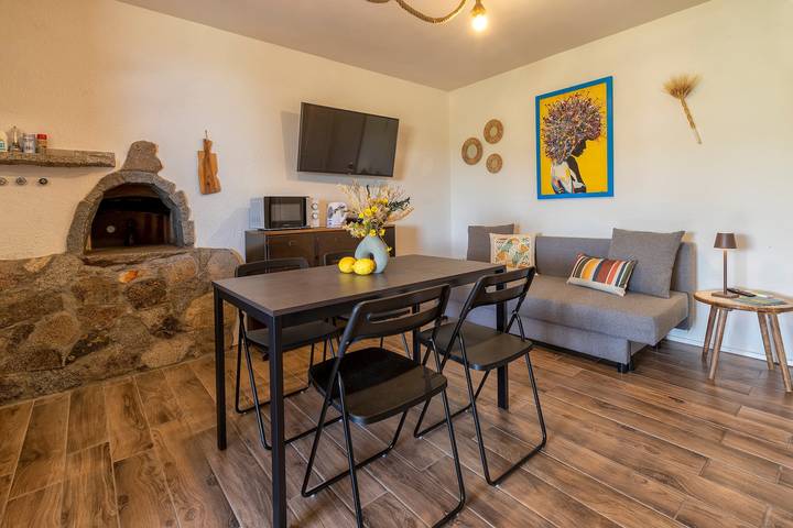 Ganzes Studio, Einzimmerapartment 'Sa Domo Isola Rossa' mit Meerblick, privater Terrasse und Klimaanlage in Trinità d'Agultu e Vignola (Borgo), Trinità d'Agultu e Vignola