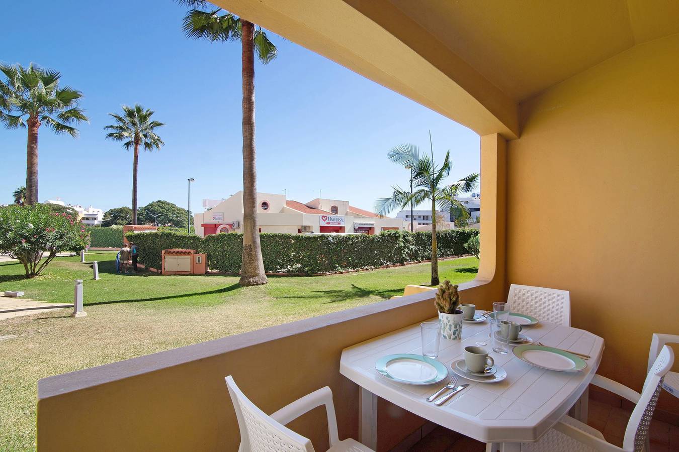 Entire studio, Studio "Belavista House" with Private Terrace, Shared Pool & Wi-Fi in Albufeira, Faro District