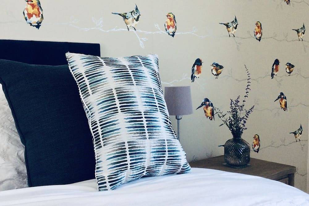 Riverside retreat over looking the stunning Waveney Valley - fishing & kayaking in Suffolk