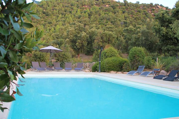 Gîte pour 6 personnes, avec Terrasse ainsi que Jardin et Piscine à San-Gavino-di-Carbini