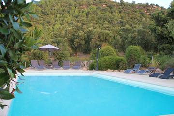 Gîte pour 6 personnes, avec terrasse ainsi que jardin et piscine à San-Gavino-di-Carbini