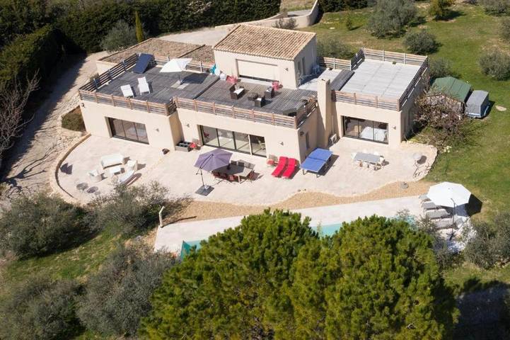 Location de vacances pour 8 personnes, avec jardin ainsi que vue et piscine à La Roque-sur-Pernes - 4