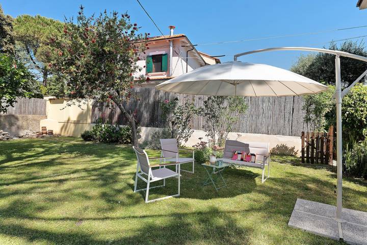 Appartamento intero, 'Casa Lena' bilocale con parte di Giardino a disposizione e Wi-Fi in Taggia  (Città), Taggia