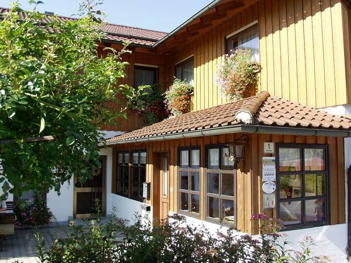 Gäste- & Appartementhaus Weber - Gästezimmer - Doppelzimmer mit Balkon oder Terrasse in Arrach, Baviera Oriental