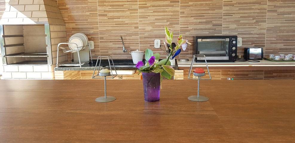 Casas e apartamentos de temporada para 80 pessoas, com jardim e balcão em Nova Iguaçu