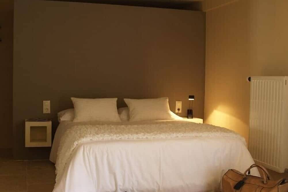 Villa with pool and private garden and barbecue. Elegant atmosphere in Benidorm, Costa Blanca