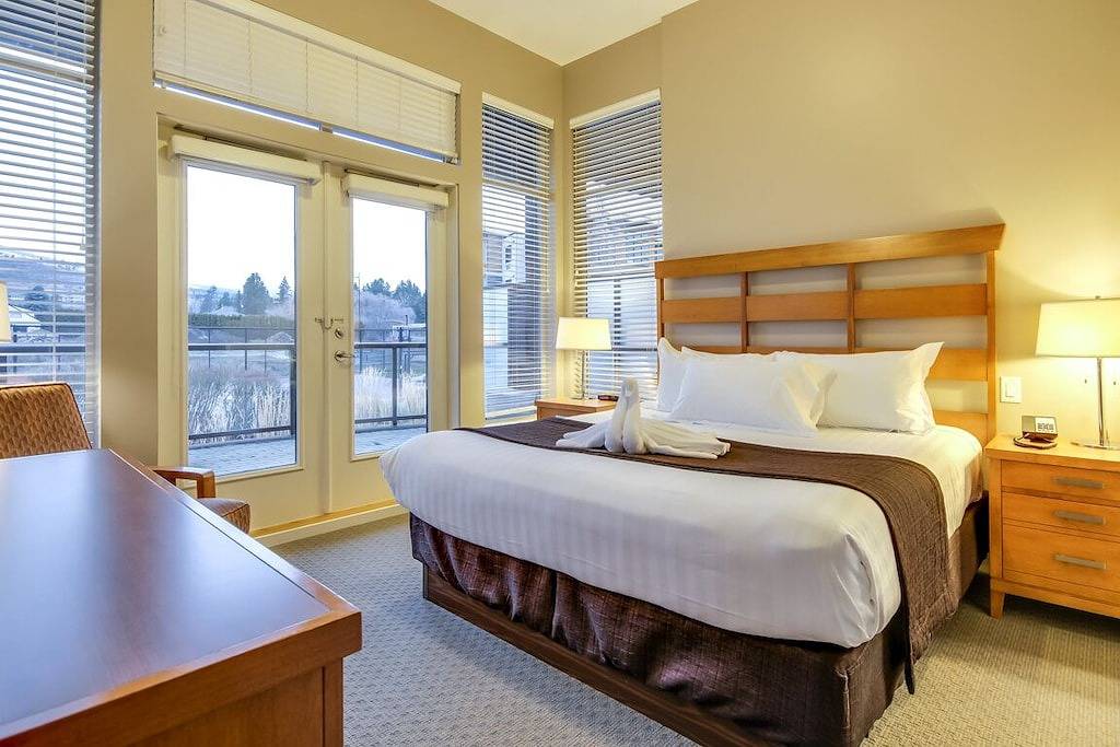 Ganze Wohnung, The Cove Lakeside, private grnd flr w/ large covered deck, lake, park, mtn view in West Kelowna, Crystal Mountain