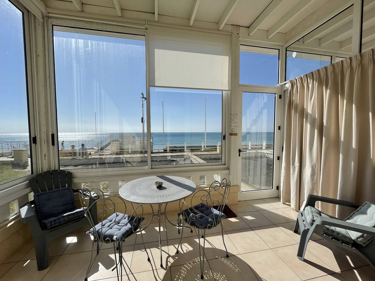 Appartement entier, Appartement en duplex à 50m de la plage avec jardin privatif et proche commerces à Jullouville in Jullouville, Côte de la Déroute