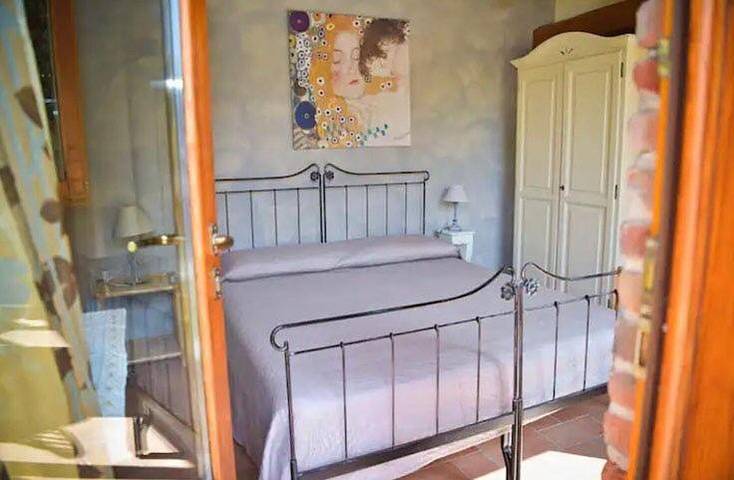 Location de vacances pour 6 personnes, avec terrasse et piscine ainsi que vue et jardin à Pignerol - 3