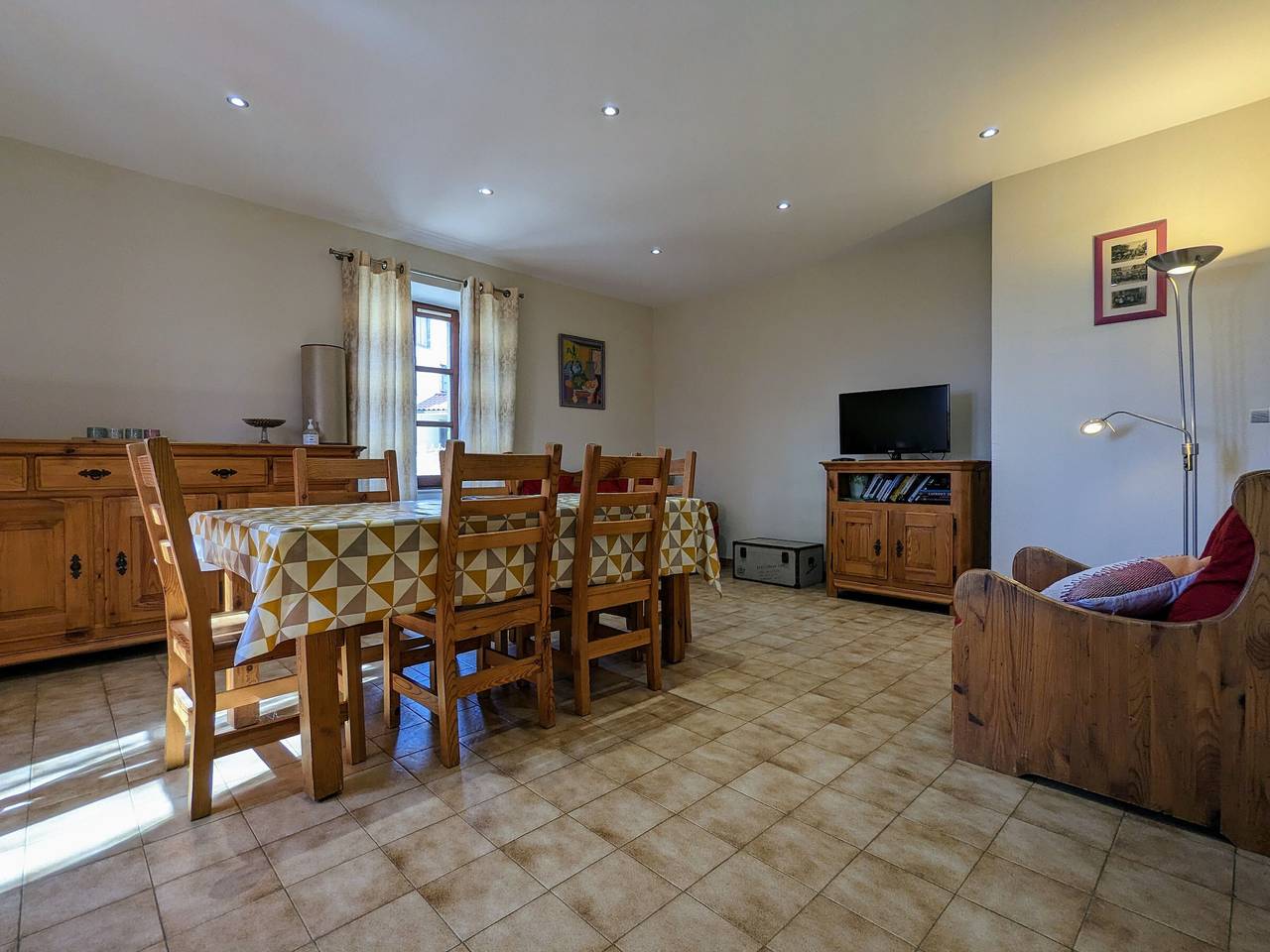 Antigua granja restaurada con terreno, juegos y vistas en el centro de Jax in Jax, Parque Natural Regional Livradois-Forez