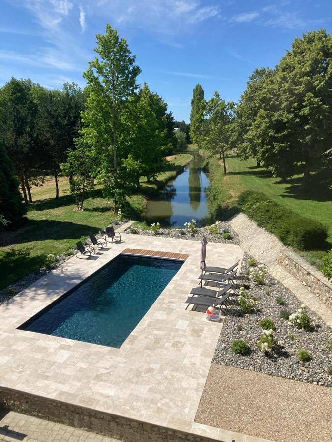 Location de vacances pour 12 personnes, avec Balcon et Jacuzzi ainsi que Terrasse et Jardin dans Neuillé-Pont-Pierre