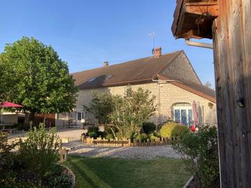 Chambre d’hôte pour 2 personnes, avec piscine et jardin dans le Jura