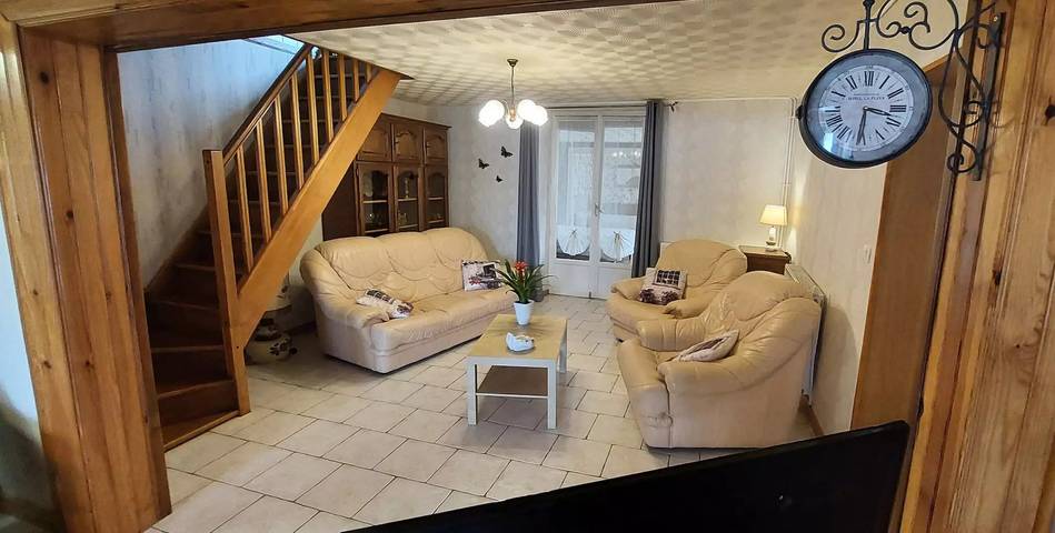 Gîte pour 5 personnes, avec jardin à Éteignières