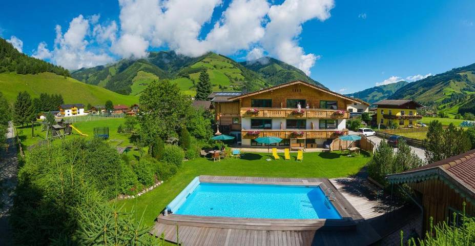 Ferienwohnung für 4 Personen, mit Balkon und Terrasse sowie Garten und Pool