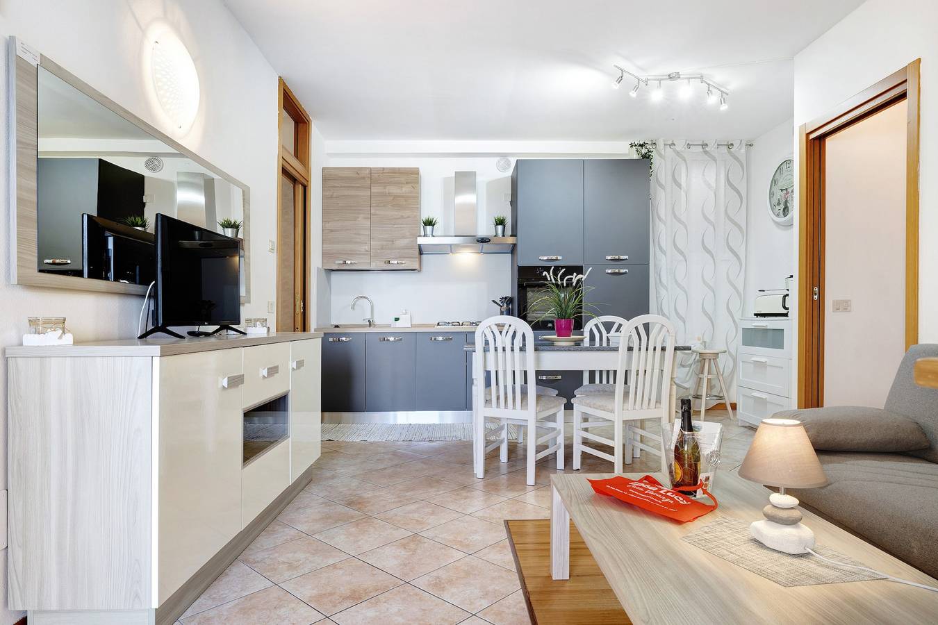 Ganze Wohnung, Ferienwohnung "Casa Lucy" mit Seeblick, Gemeinschaftspool und Wlan in Pregasio, Tremosine