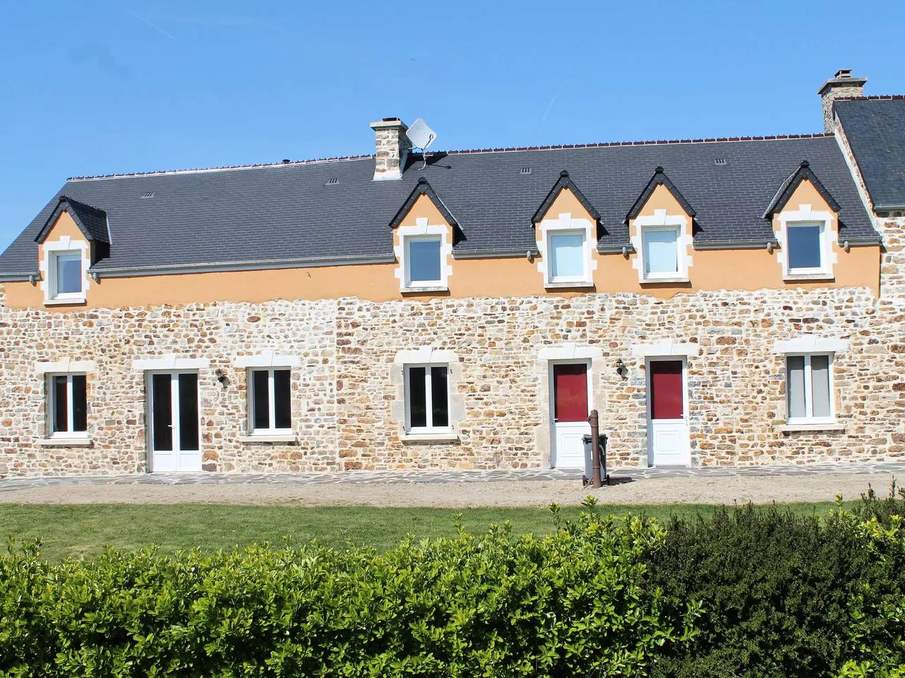Villa for 10 Guests in Saint-Maurice-en-Cotentin, Manche