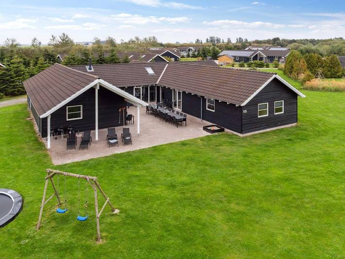 Ferieudlejning for 26 personer, med pool, børnevenlig i Falster