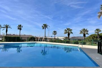 Gîte pour 4 personnes, avec balcon et piscine, adapté aux familles dans Port Santa-Lucia