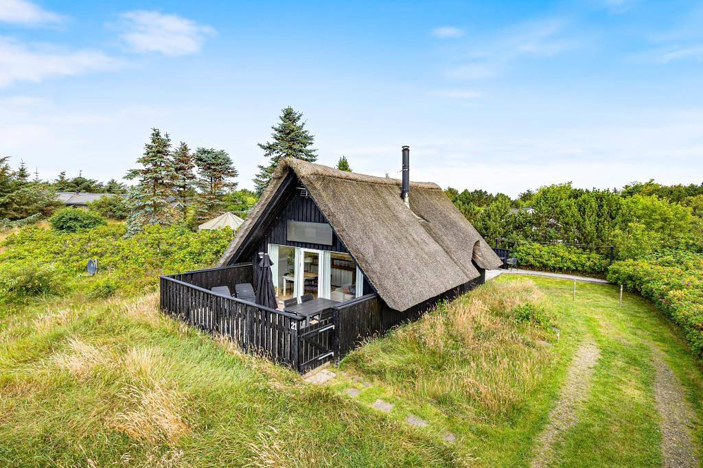 Ferienhaus geschlossener Terrasse und einem Gartenpavillion in Bjerregård, Holmsland Klit