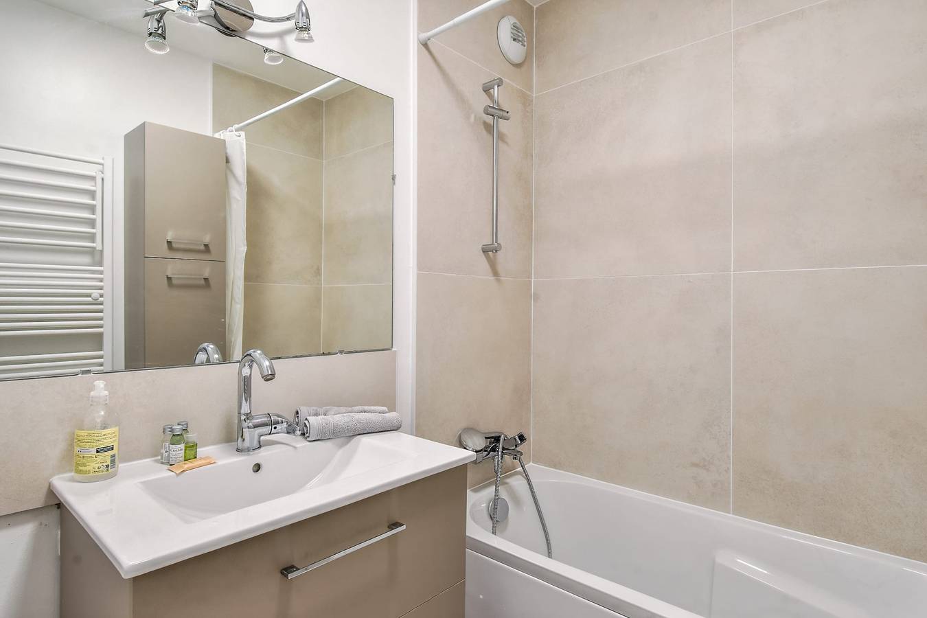 Appartement entier, Appartement avec terrasse et garage à St-Laurent in Saint-Laurent-du-Var, Côte méditerranéenne (France)