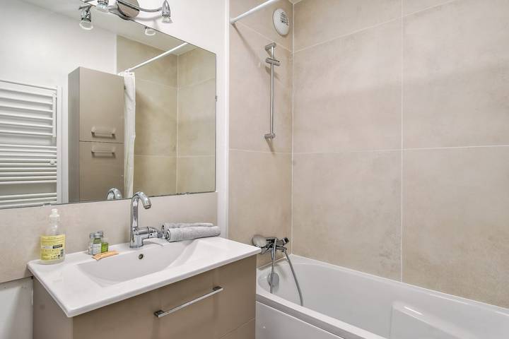 Apartamento entero, Apartment with terrace and garage in St-Laurent in Saint-Laurent-du-Var, Costa mediterránea (Francia)