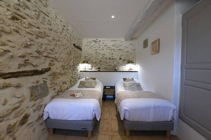 Gîte pour 4 personnes, avec Terrasse ainsi que Jardin et Piscine à Roussillon - 3