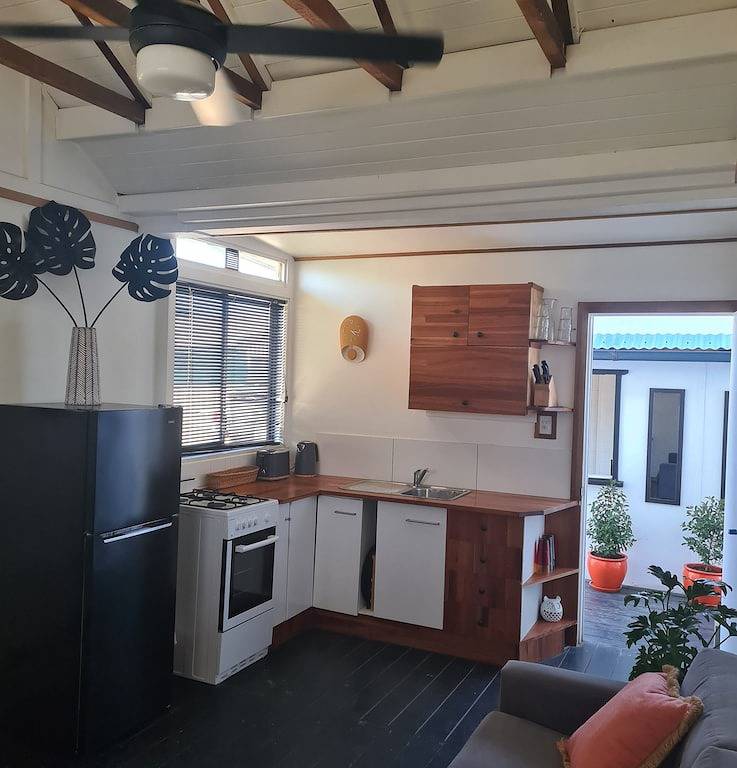 Private cottage, dog friendly, close to beach, shops, bush walks, fishing, more in Ettalong Beach, New South Wales