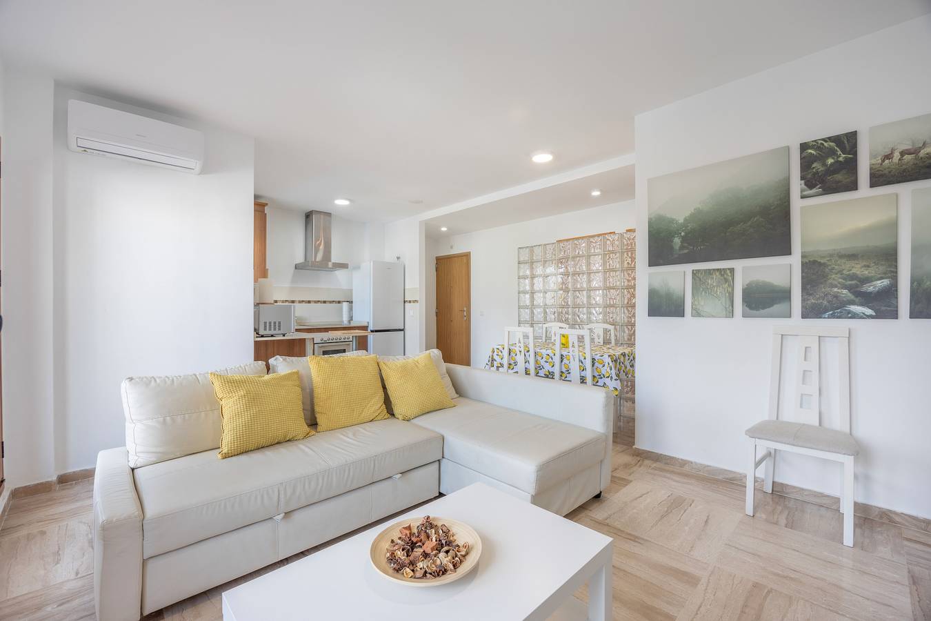 Apartamento inteiro, Apartamento 'Brisa De La Barrosa' com piscina partilhada, terraço privado e ar condicionado in Playa La Barrosa, Chiclana de la Frontera