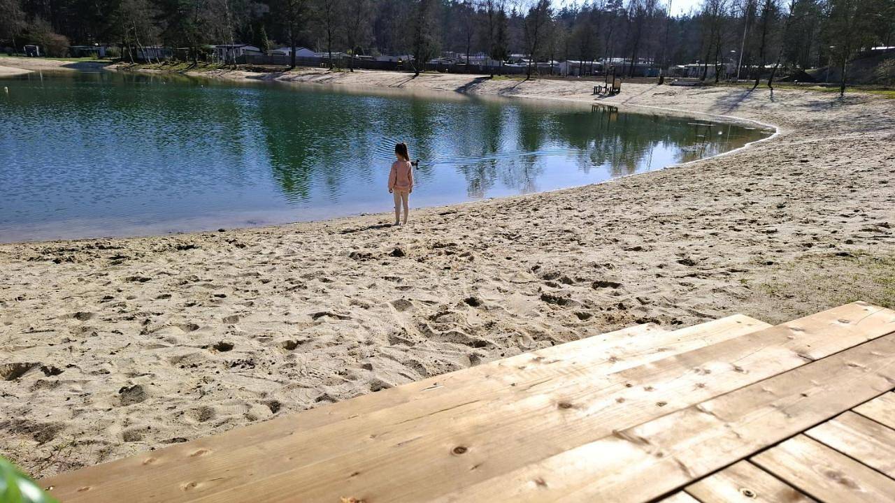 Sfeervol Veluws Meerhuisje luxe gezinschalet aan het water met opgemaakte bedden en handdoeken in Nunspeet, Veluwe