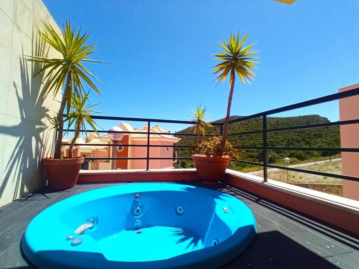 Sesimbra Oceanview Luxury Duplex with Pool & Gym near Lisbon in Praia do Ouro, Sesimbra (Castelo)