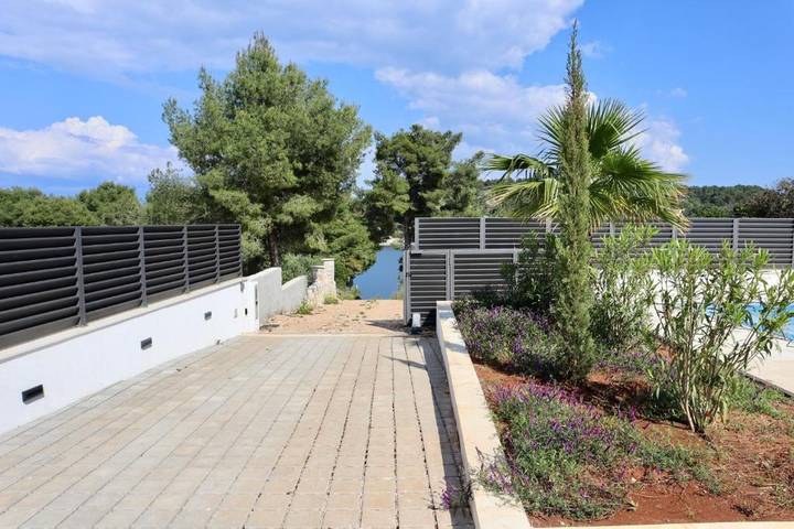 Villa pour 8 personnes, avec sauna ainsi que piscine et jardin dans Šolta - 4