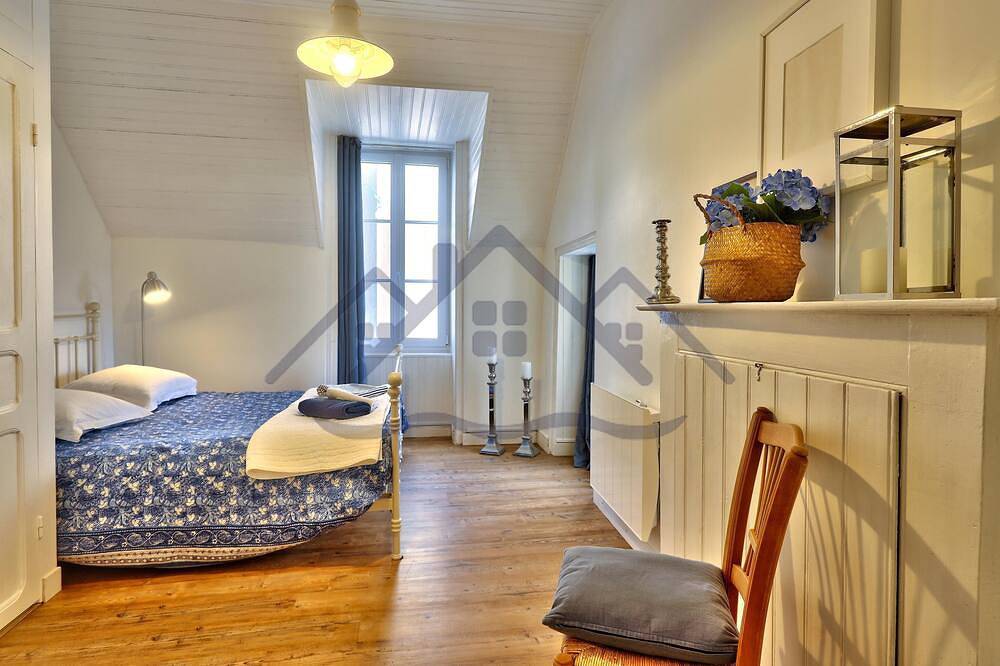 Charming house with terrace facing the sea in Treffiagat, Quimper und Umgebung