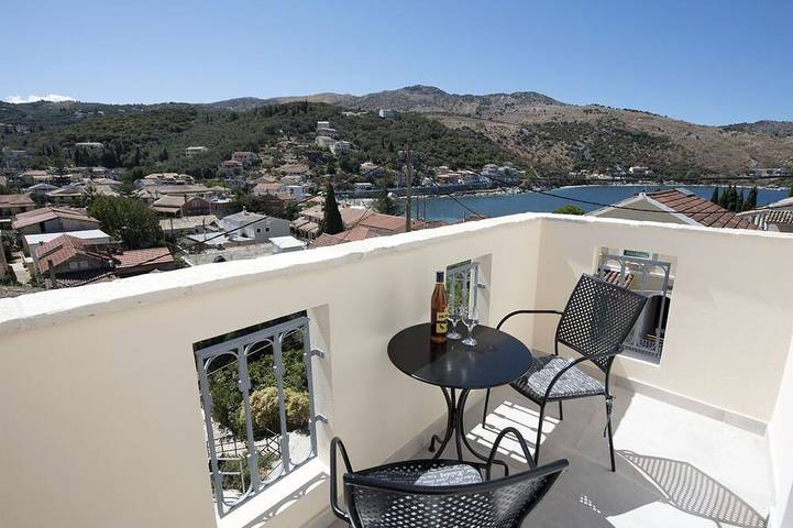 Close to the beach, spacious one-bedroom apartment with sea views.