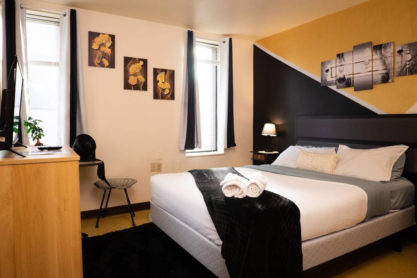 Entire apartment, Amazing Downtown Apt Roku Tv Walk Everywhere in Pittsburgh, Allegheny County