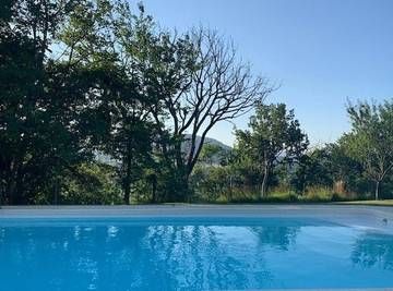 Gîte pour 3 personnes, avec jardin et piscine ainsi que terrasse et vue à Saint-Vincent-de-Barrès