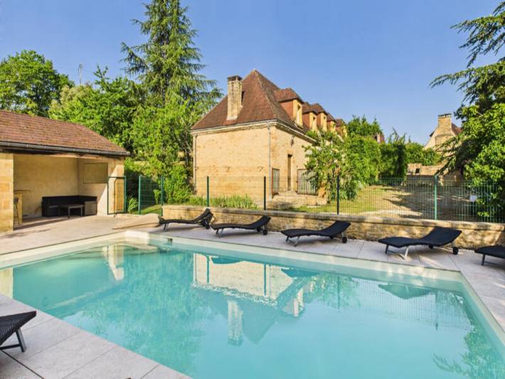 Location de vacances pour 15 personnes, avec piscine et jardin, adapté aux familles à La Chapelle-Aubareil