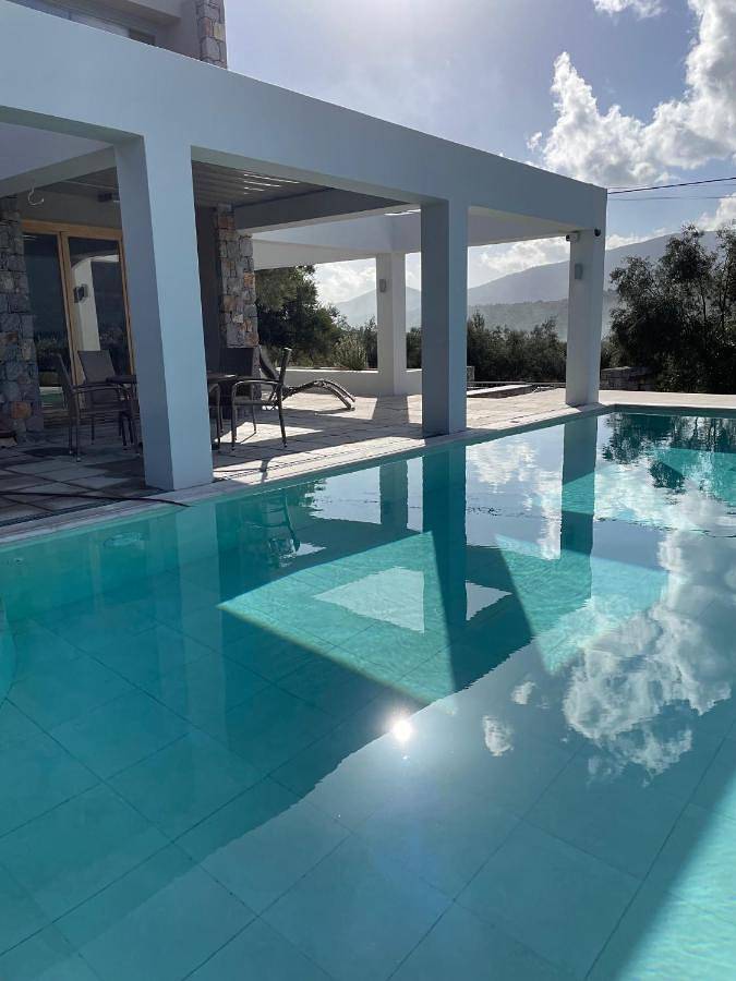 Villa per 12 persone, con piscina e panorama nonché giardino ad Eubea
