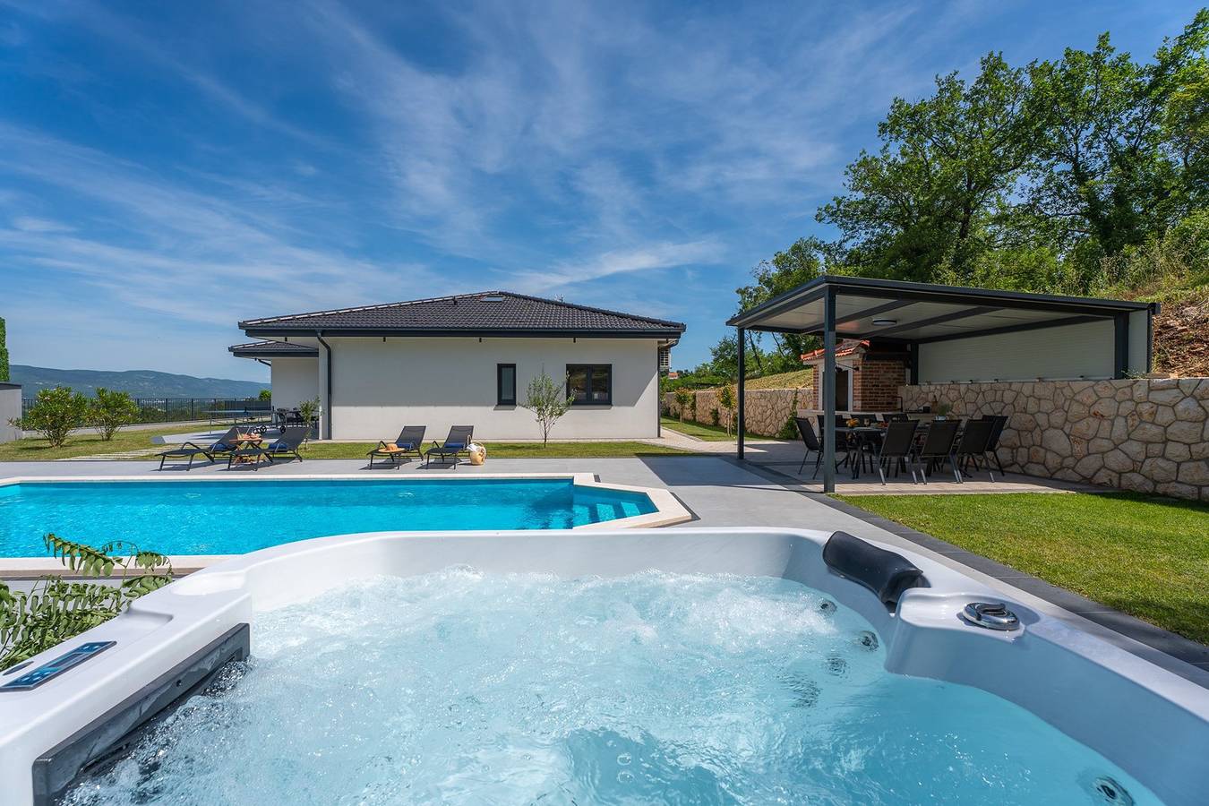 Villa im Makarska-Hinterland mit Whirlpool, Finnischer Sauna, Beheiztem Pool, Tischtennis, Spielhaus und Trampolin in Imotski, Makarska Riviera