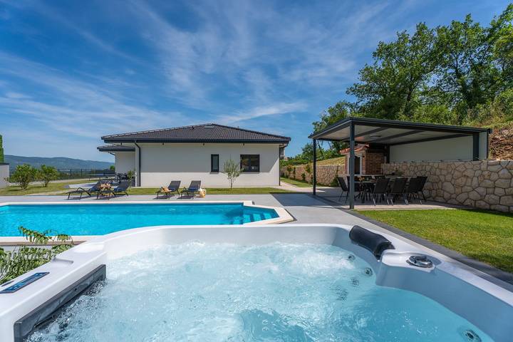 Villa im Makarska-Hinterland mit Whirlpool, Finnischer Sauna, Beheiztem Pool, Tischtennis, Spielhaus und Trampolin in Imotski, Makarska Riviera
