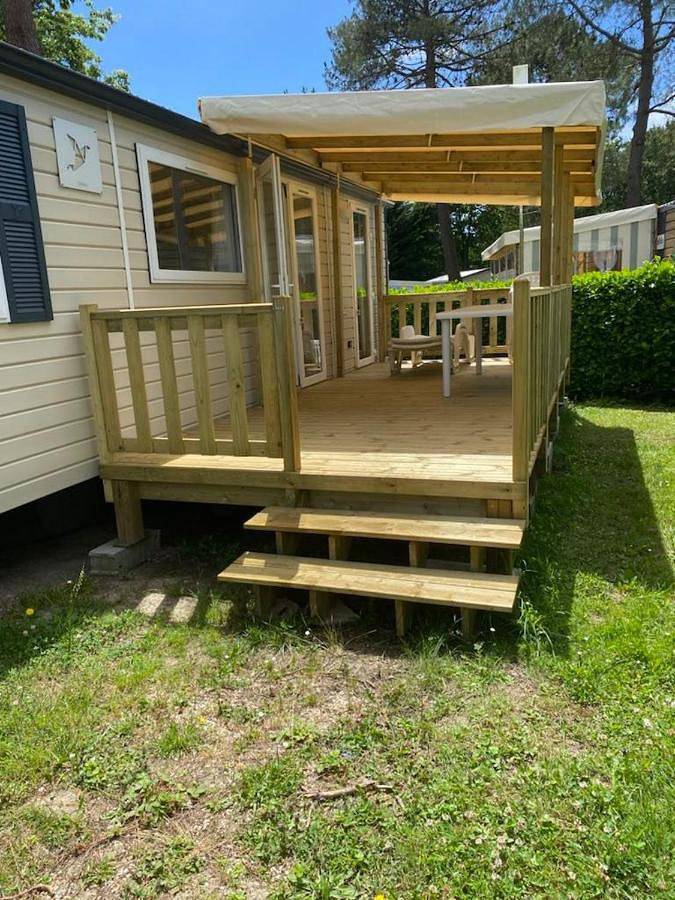 Camping pour 4 personnes, avec jardin ainsi que piscine et terrasse