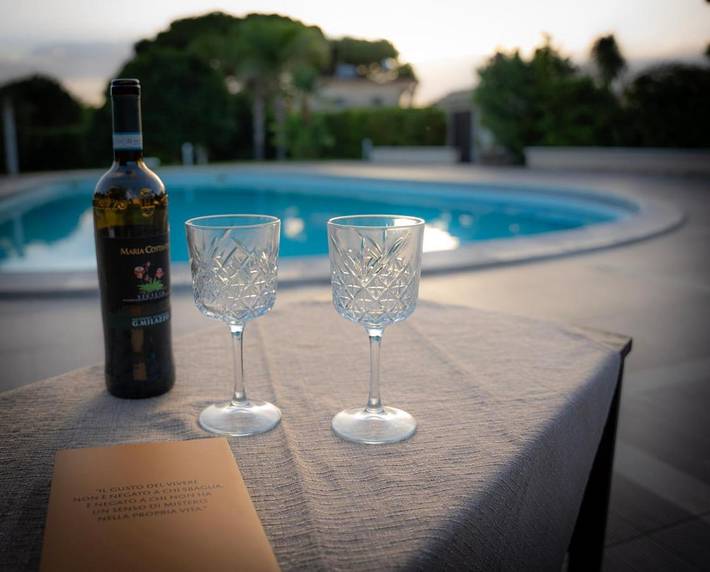 Location de vacances pour 5 personnes, avec jacuzzi ainsi que jardin et piscine, adapté aux familles à Agnone Bagni