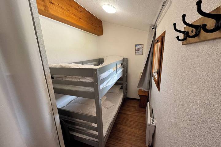 Entire apartment, Cozy 4-person apartment with a mountain view in Valfréjus, Modane