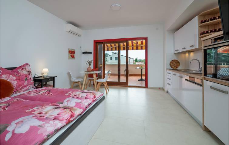 Appartement de vacances entier, Charmant appartement avec piscine et terrasse, à 2 km de Bijela Plaža in Medulin City, Medulin