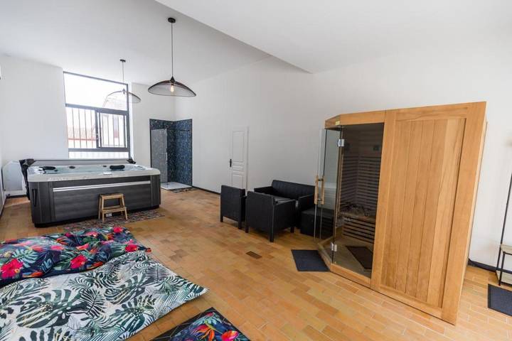 Location de vacances pour 15 personnes, avec terrasse ainsi que jardin et piscine à Saint-Lon-les-Mines - 3