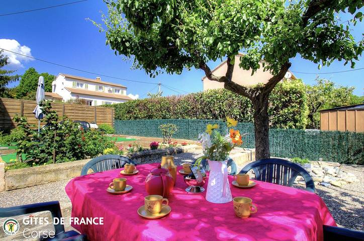 Gîte pour 6 personnes, avec Terrasse ainsi que Jardin et Vue à Penta-di-Casinca