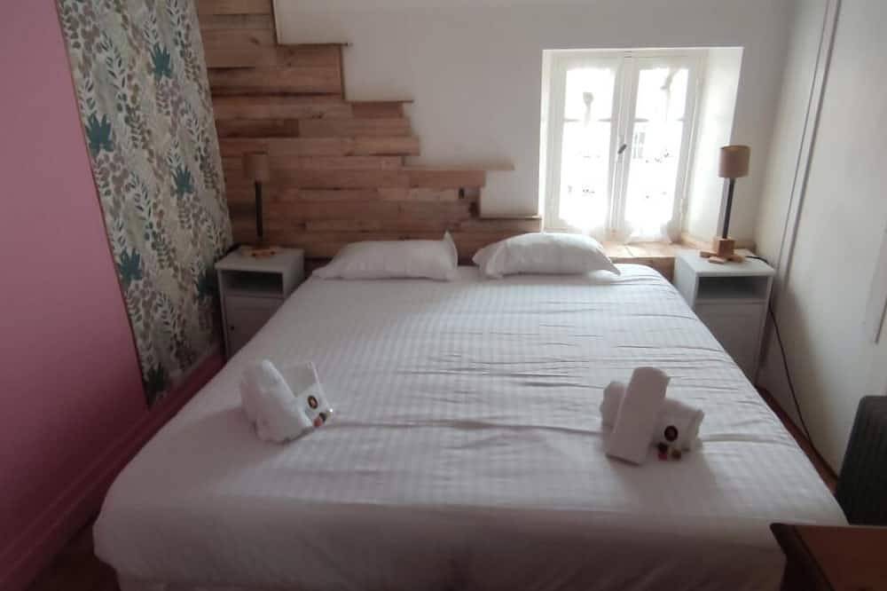 Entire apartment, Three Bedroom House  8 beds in Ternant (Charente-Maritime), Saint-Jean-d'Angély region